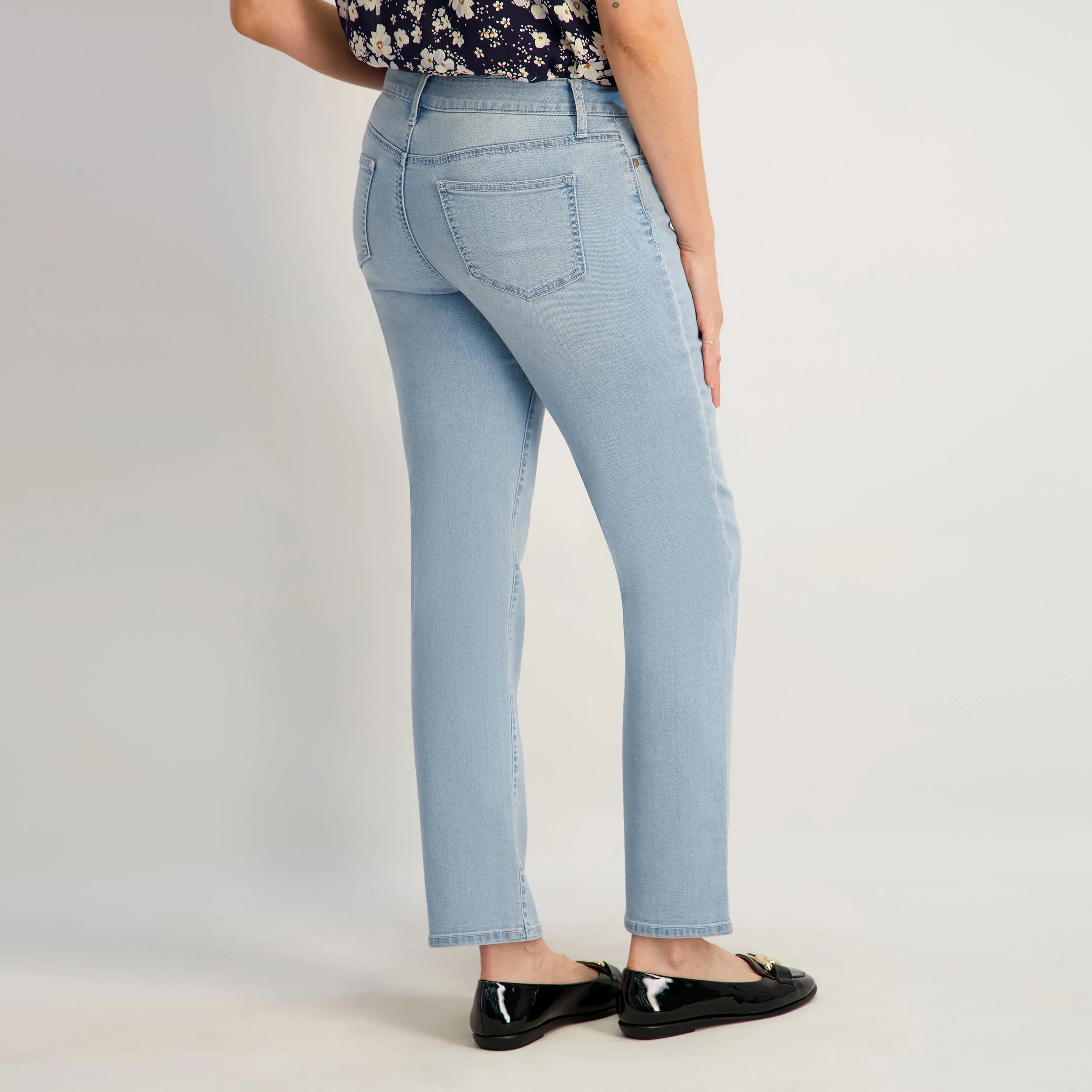 Westport Signature Straight Leg in Light Wash - Image 4